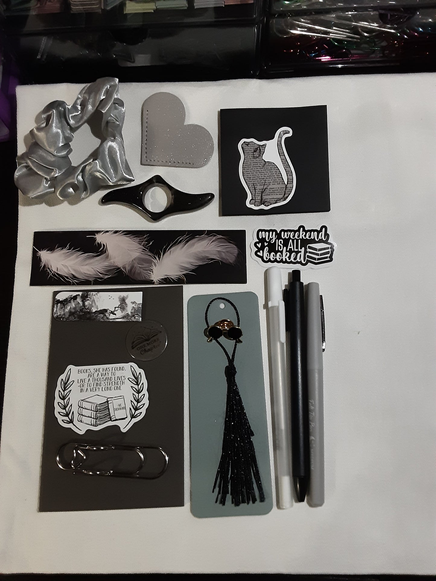 2 colour mix 15 item bookish mystery bundle